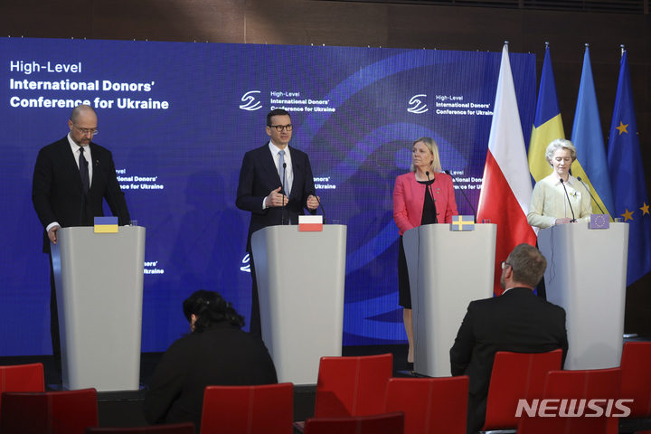 [AP/뉴시스] 5일 폴란드 바르샤바 국립스타디엄에서 우크라지원 고위급회의가 끝난 뒤 우크라 총리(왼쪽부터) 폴란드 총리, 스웨덴&nbsp; 총리 및 유럽연합 집행위원장이 기자회견을 하고 있다