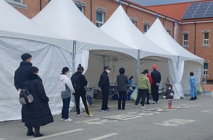 [거창=뉴시스] 거창군보건소 선별진료소에서 시민들이 코로나19 검사를 기다리고 있다. (사진=뉴시스 DB). 2022.05.06. photo@newsis.com *재판매 및 DB 금지