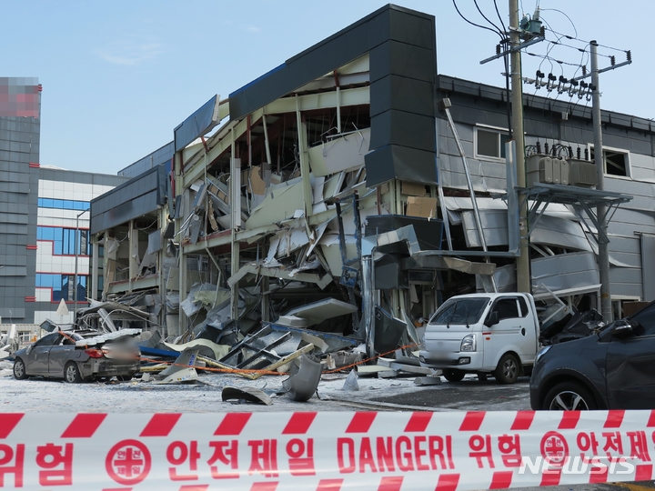 [김포=뉴시스] 김동영 기자 = 6일 오전 경기 김포 학운리 학운3일반산업단지 한 공장에서 폭발사고가 발생해 건불 외벽이 부서져있다. 이 폭발로 불이 나진 않았지만 공장 근무자 6명이 다쳐 119구급대에 의해 인근 병원으로 옮겨져 치료를 받고 있다. 또 공장 건물 4개 동과 인근 차량 등이 파손되는 재산 피해가 발생했다. 2022.05.06. dy0121@newsis.com