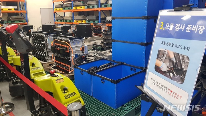 [제주=뉴시스]박정규 기자=모듈검사를 기다리고 있는 폐배터리. 2022.5.6 photo@newsis.com