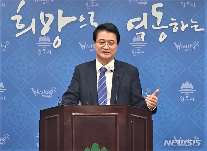 [원주=뉴시스] 이덕화 기자 = 6일 더불어민주당 원창묵 전 원주시장이 시청 브리핑룸에서 기자회견을 열고 "더 큰 원주발전을 위해 이광재 강원도지사 후보의 빈 자리를 채워 나가겠다"며 원주갑 국회의원 보궐선거 출마를 선언하고 있다. 2022.05.06.