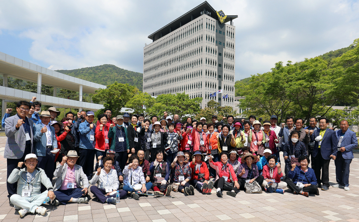 전남 여수시 오천동 주민들이 6일 해경교육원을 방문해 기념촬영하고 있다. 해경교육원 제공 *재판매 및 DB 금지