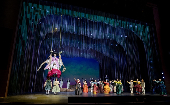 [서울=뉴시스]국립창극단의 창극 '춘향' 공연 사진. '춘향' 역의 김우정과 '몽룡' 역의 김수인. (사진=국립극장/국립창극단 제공) 2022.05.06. photo@newsis.com *재판매 및 DB 금지