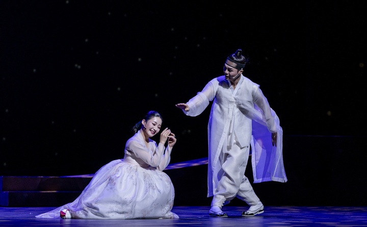 [서울=뉴시스]국립창극단의 창극 '춘향' 공연 사진. '춘향' 역의 김우정과 '몽룡' 역의 김수인이 극중 '사랑가' 대목을 연기하고 있다. (사진=국립극장/국립창극단 제공) 2022.05.06. photo@newsis.com *재판매 및 DB 금지