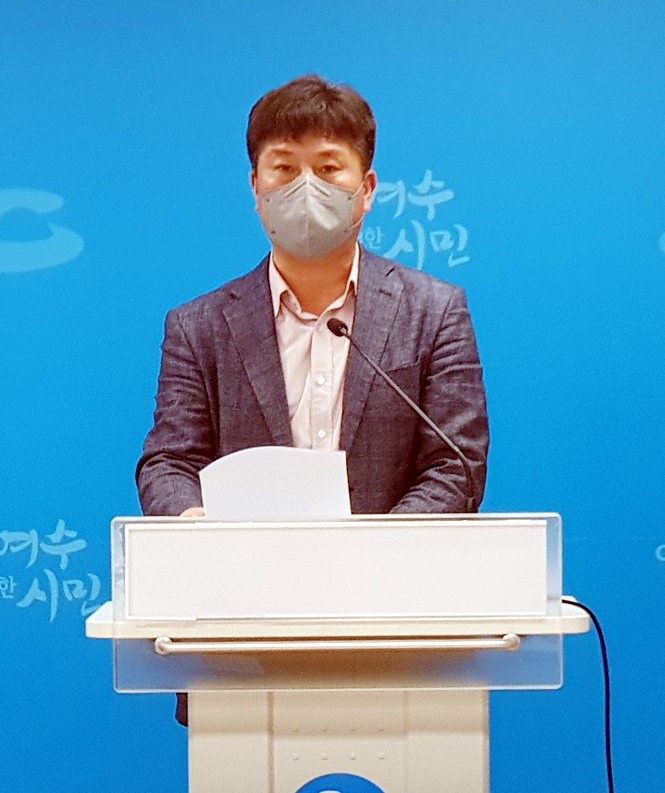 전남도의원 여수 4선거구 더불어민주당 경선에참여했던 주연창 예비후보가 6일 시청에서 기자회견을 하고 있다. *재판매 및 DB 금지