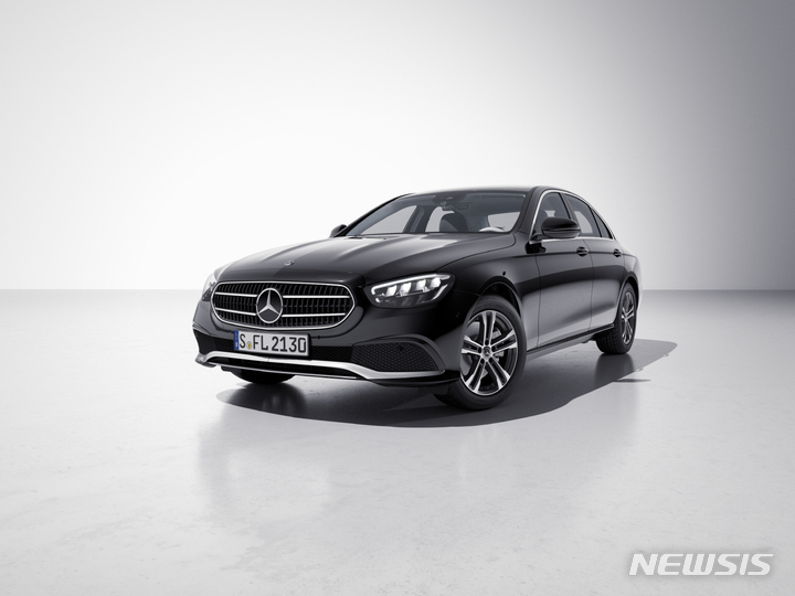 [서울=뉴시스]메르세데스-벤츠 E 350 4MATIC 아방가르드.(사진=더클래스 효성 제공) 2022.5.6 photo@newsis.com