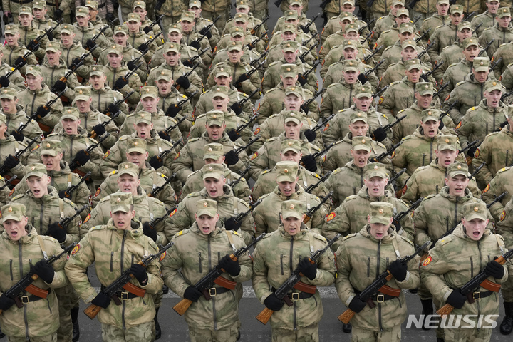 [상트페테르부르크=AP/뉴시스] 지난 5일(현지시간) 러시아 상트페테르부르크 드보르초바야 광장에서 러시아 군인들이 전승절 기념 열병식 예행연습을 하고 있다. 2022.05.09.