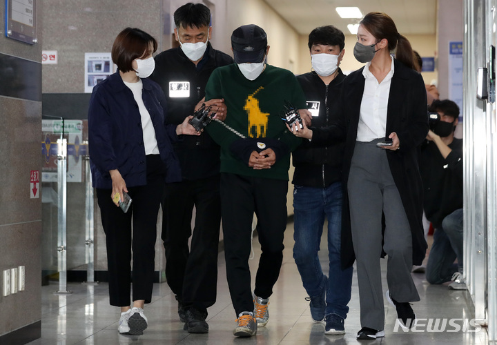 [서울=뉴시스]우리은행에서 회삿돈 707억여원을 횡령한 혐의로 중형을 선고받은 우리은행 전 직원과 동생의 형량이 항소심에서 늘었다. 사진은 직원 A씨의 동생 B씨(사진=뉴시스DB)2024.01.11 photo@newsis.com