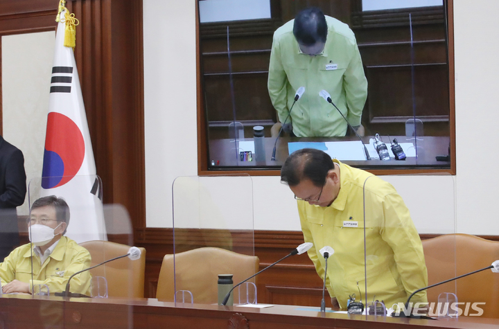 [서울=뉴시스] 김명원 기자 = 김부겸 국무총리가 6일 오전 서울 종로구 정부서울청사에서 마지막 코로나19 중앙재난안전대책본부(중대본) 회의를 주재하며 감사인사를 하고 있다. 2022.05.06. kmx1105@newsis.com