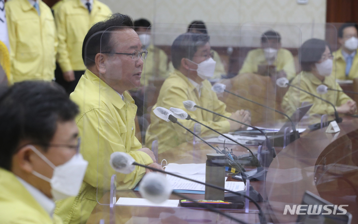 [서울=뉴시스] 김명원 기자 = 김부겸 국무총리가 6일 오전 서울 종로구 정부서울청사에서 마지막 코로나19 중앙재난안전대책본부(중대본) 회의를 주재하며 발언하고 있다. 2022.05.06. kmx1105@newsis.com