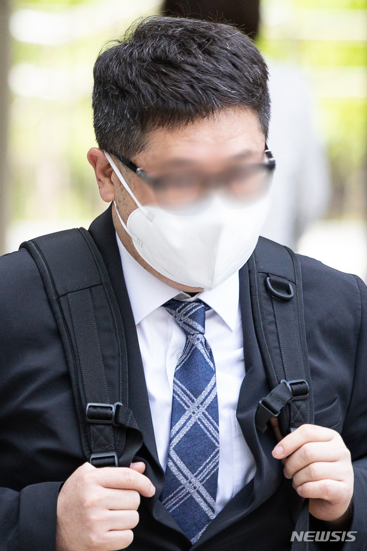 [서울=뉴시스] 조수정 기자 = 정영학 회계사가 6일 오전 서울 서초구 서울중앙지방법원에서 열린 '대장동 개발 배임 혐의' 관련 28차 공판에 출석하고 있다. (공동취재사진) 2022.05.06. chocrystal@newsis.com