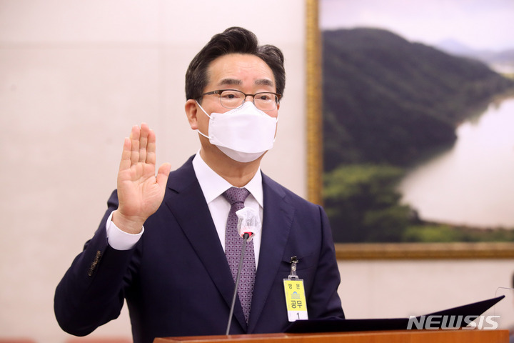 [서울=뉴시스] 김선웅 기자 = 정황근 농림축산식품부 장관 후보자가 6일 서울 여의도 국회에서 열린 인사청문회에서 선서를 하고 있다. 2022.05.06. mangusta@newsis.com