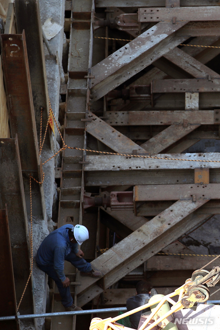 [서울=뉴시스] 조성우 기자 = 중대재해처벌법이 시행 100일을 맞은 6일 오전 서울 시내 한 건설현장에서 건설노동자들이 작업을 하고 있다. 2022.05.06. xconfind@newsis.com