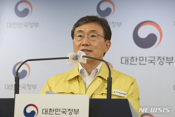 [서울=뉴시스] 김명원 기자 = 권덕철 중앙재난안전대책본부 1차장(보건복지부 장관)이 6일 오전 서울 종로구 정부서울청사에서 코로나19 중앙재난안전대책본부(중대본) 정례브리핑을 하고 있다. 2022.05.06. kmx1105@newsis.com