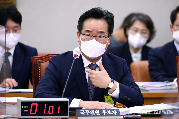 [서울=뉴시스] 김선웅 기자 = 정황근 농림축산식품부 장관 후보자가 6일 서울 여의도 국회에서 열린 인사청문회에서 의원 질의에 답변하고 있다. (공동취재사진) 2022.05.06. photo@newsis.com