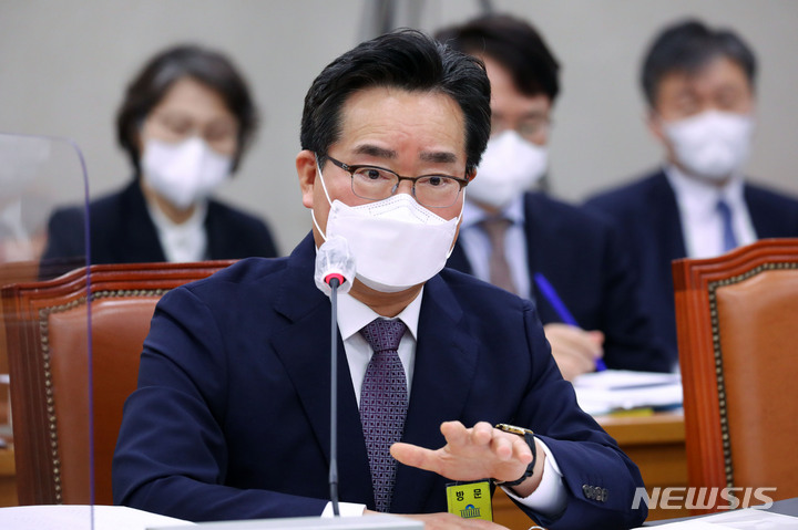 [서울=뉴시스] 김선웅 기자 = 정황근 농림축산식품부 장관 후보자가 6일 서울 여의도 국회에서 열린 인사청문회에서 의원 질의에 답변하고 있다. (공동취재사진) 2022.05.06. photo@newsis.com