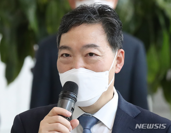 [서울=뉴시스] 조수정 기자 = 사의가 수용된 김오수 검찰총장이 6일 오전 서울 서초구 대검찰청을 떠나며 직원들에게 인사말을 하고 있다. 김 총장은 '검수완박(검찰 수사권 완전 박탈) 입법에 반발해 사의를 표명했고 문재인 대통령이 이날 수용했다. 2022.05.06. chocrystal@newsis.com