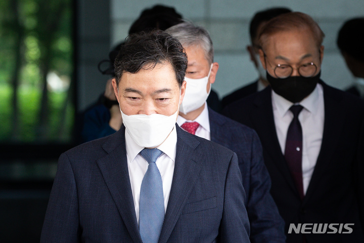 [서울=뉴시스] 조수정 기자 = 김오수 전 검찰총장이 지난 6일 오전 서울 서초구 대검찰청을 떠나고 있다. (공동취재사진) 2022.05.06. chocrystal@newsis.com
