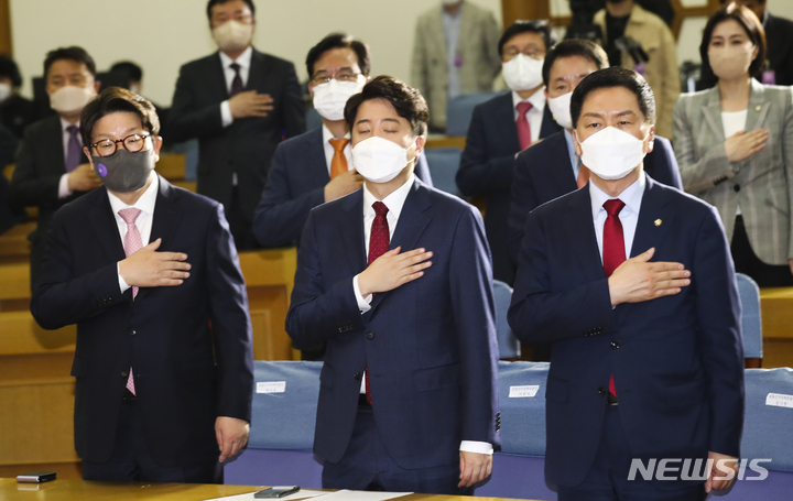 [서울=뉴시스] 최진석 기자 = 국민의힘 이준석(가운데) 대표와 권성동(왼쪽) 원내대표, 김기현 의원이 6일 오전 서울 여의도 국회 의원회관에서 열린 제8회 전국동시지방선거 중앙선대위발대식 및 광역단체장 공천장 수여식에서 국민의례를 하고 있다. (공동취재사진) 2022.05.06. photo@newsis.com