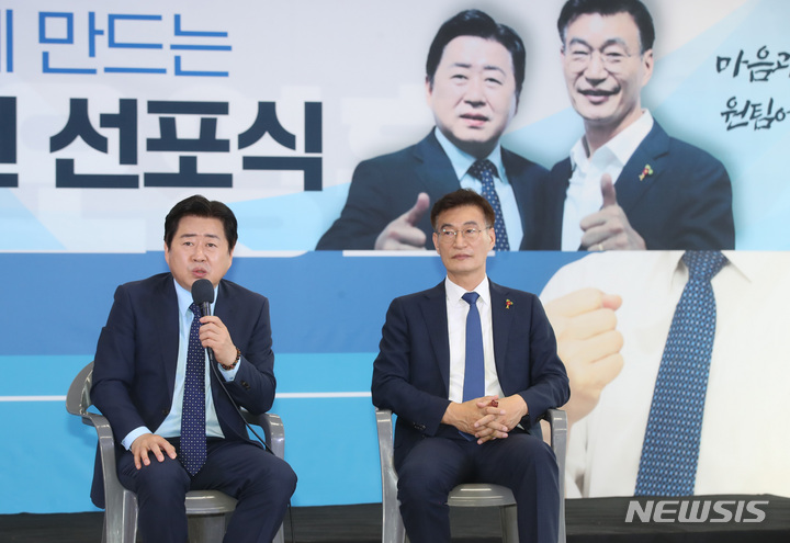 [제주=뉴시스] 우장호 기자 = 더불어민주당 오영훈(왼쪽) 제주지사 후보가 6일 오후 제주시 연동 선거사무소에서 열린 '문대림-오영훈이 함께 만드는 제주 미래비전 선포식'에서 취재진의 질문에 답변하고 있다. 2022.05.06. woo1223@newsis.com