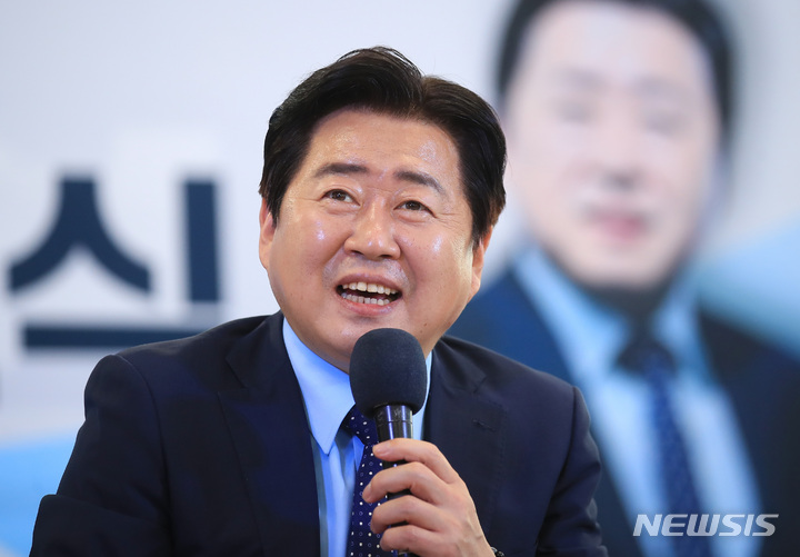 [제주=뉴시스] 우장호 기자 = 더불어민주당 오영훈 제주지사 후보가 6일 오후 제주시 연동 선거사무소에서 열린 '문대림-오영훈이 함께 만드는 제주 미래비전 선포식'에서 취재진의 질문에 답변하고 있다. 2022.05.06. woo1223@newsis.com