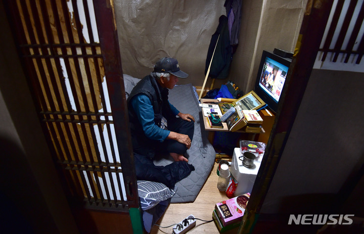[대구=뉴시스] 이무열 기자 = 어버이날을 이틀 앞둔 6일 대구 중구의 한 쪽방촌에서 노인이 홀로 TV를 보고 있다. 2022.05.06. lmy@newsis.com