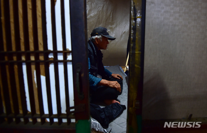 [대구=뉴시스] 이무열 기자 = 어버이날을 이틀 앞둔 6일 대구 중구의 한 쪽방촌에서 노인이 홀로 TV를 보고 있다. 2022.05.06. lmy@newsis.com