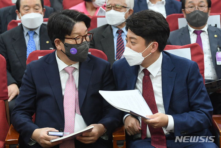 [서울=뉴시스] 김선웅 기자 = 이준석 국민의힘 대표와 권성동 원내대표가 6일 오후 서울 여의도 국회 의원회관에서 태영호 의원실 주최로 열린 '윤석열 시대 통일정책 제언' 토론회에서 대화하고 있다. (공동취재사진) 2022.05.06. photo@newsis.com