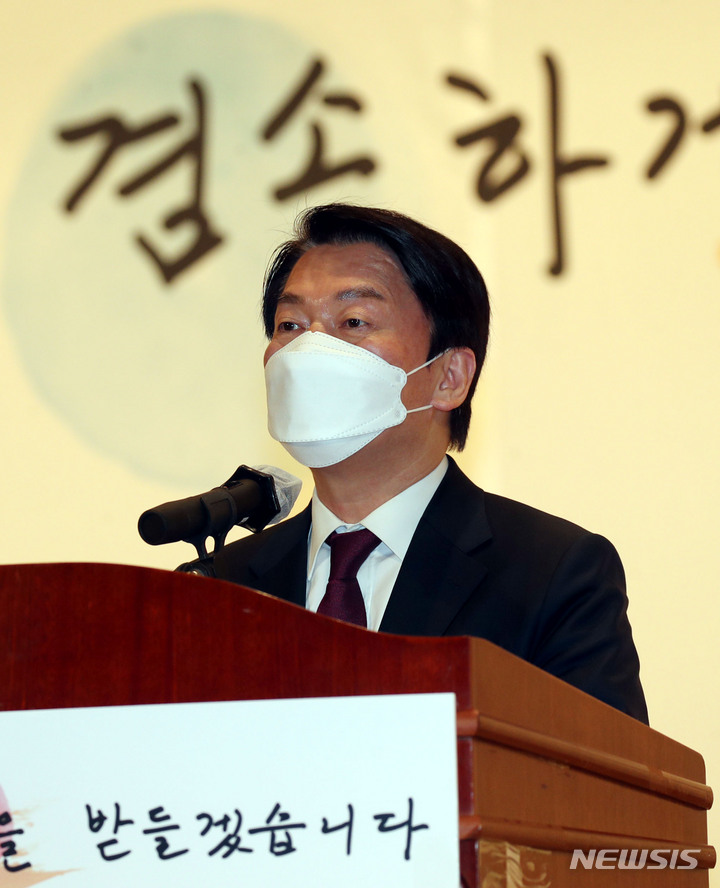 [수원=뉴시스] 인수위사진기자단 = 안철수 대통령직인수위원장이 6일 경기 수원시 경기도경제과학진흥원에서 열린 경기도 지역 정책과제 국민보고회에 참석해 인사말하고 있다. 2022.05.06. photo@newsis.com