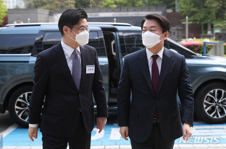 [수원=뉴시스] 인수위사진기자단 = 안철수 대통령직인수위원장이 6일 경기 수원시 경기도경제과학진흥원에서 열린 경기도 지역 정책과제 국민보고회에 참석하고 있다. 2022.05.06. photo@newsis.com