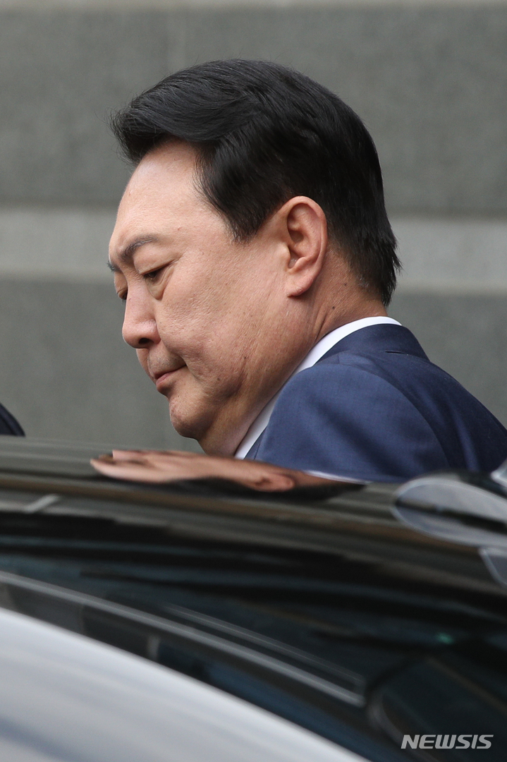 [서울=뉴시스] 인수위사진기자단 = 윤석열 대통령 당선인이 6일 오후 서울 종로구 통의동 인수위원회에서 나와 차량에 탑승하고 있다. 2022.05.06. photo@newsis.com