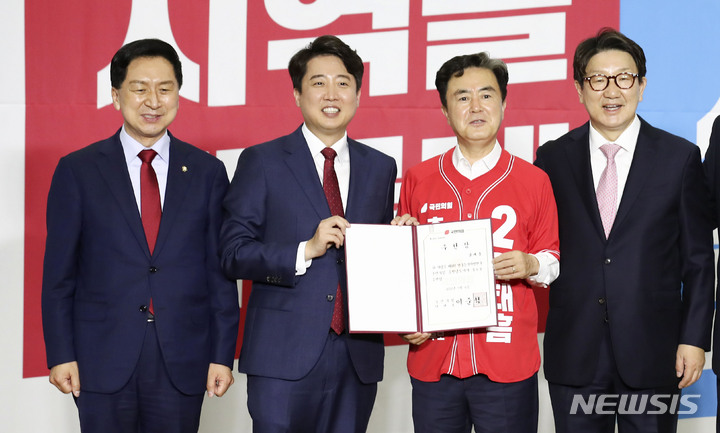 [서울=뉴시스] 김선웅 기자 = 김태흠 국민의힘 충남도지사 후보가 지난 6일 서울 여의도 국회의원회관에서 열린 제8회 동시지방선거 국민의힘 광역단체장 후보 공천장 수여식에서 공천장을 받고 있다. (공동취재사진) 2022.05.06. photo@newsis.com