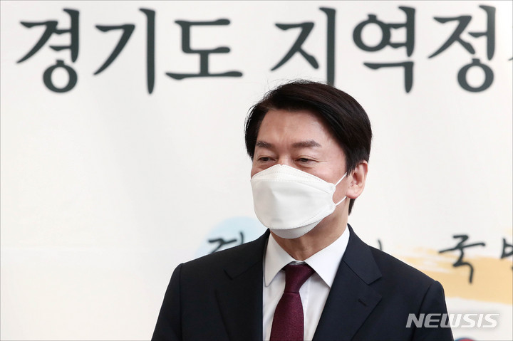 [수원=뉴시스] 인수위사진기자단 = 안철수 대통령직인수위원장이 지난 6일 경기 수원시 경기도경제과학진흥원에서 열린 경기도 지역 정책과제 국민보고회를 마친 후 취재진 질문에 답변하고 있다. 2022.05.06. photo@newsis.com