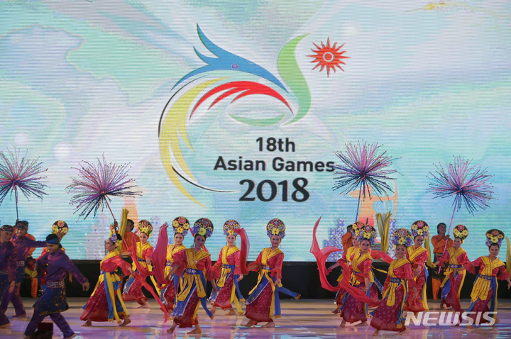 [항저우=AP/뉴시스] 오는 9월 10일 중국 항저우에서 개막 예정이던 2022 제19회 항저우 아시안 게임이 코로나19 확산 우려로 연기됐다고 중국 매체들이 6일 보도했다. 사진은 2015년 9월 9일 인도네시아 자카르타에서 2018 제18회 아시안 게임 로고 공개 행사 중 전통 무용수들이 공연하는 모습. 2022.05.06.