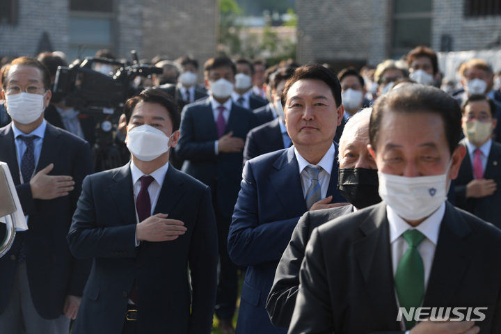 [서울=뉴시스] 인수위사진기자단 = 윤석열 대통령 당선인이 지난 6일 오후 서울 종로구 삼청동 대통령직인수위원회에서 열린 인수위 해단식에서 국민의례를 하고 있다. 2022.05.06. photo@newsis.com