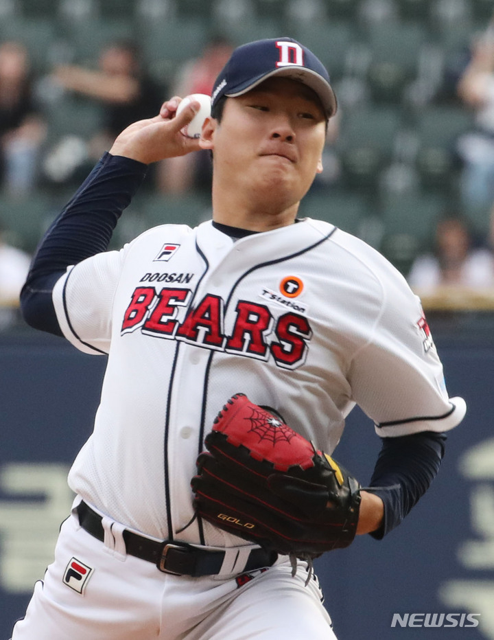 [서울=뉴시스] 권창회 기자 = 6일 오후 서울 송파구 잠실야구장에서 열린 '2022 KBO 리그' KT위즈와 두산 베어스의 경기, 두산 선발투수 곽빈이 역투하고 있다. 2022.05.06. kch0523@newsis.com