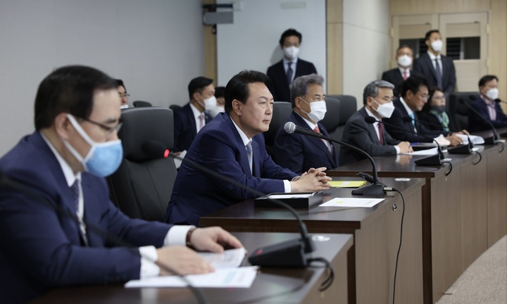 [서울=뉴시스] 배훈식 기자 = 윤석열 대통령 당선인이 지난 6일 오후 서울 용산구 대통령실 청사 내 국가위기관리센터에서 안보상황 점검회의를 주재하고 있다. (사진=당선인 대변인실 제공) 2022.05.06. photo@newsis.com *재판매 및 DB 금지