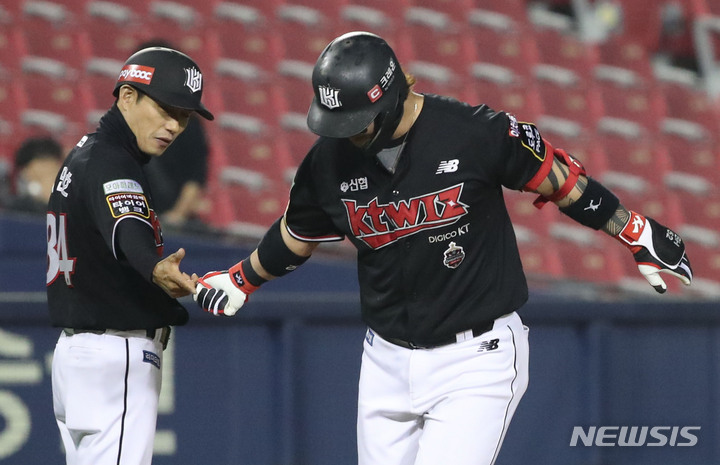 [서울=뉴시스] 권창회 기자 = 6일 오후 서울 송파구 잠실야구장에서 열린 '2022 KBO 리그' KT위즈와 두산 베어스의 경기, 6회 초 KT 박병호가 2점 홈런을 친 뒤 그라운드를 돌고 있다. 2022.05.06. kch0523@newsis.com