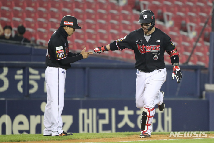 [서울=뉴시스] 권창회 기자 = 6일 오후 서울 송파구 잠실야구장에서 열린 '2022 KBO 리그' KT위즈와 두산 베어스의 경기, 8회 초 KT 박병호가 1점 홈런을 친 뒤 그라운드를 돌고 있다. 2022.05.06. kch0523@newsis.com