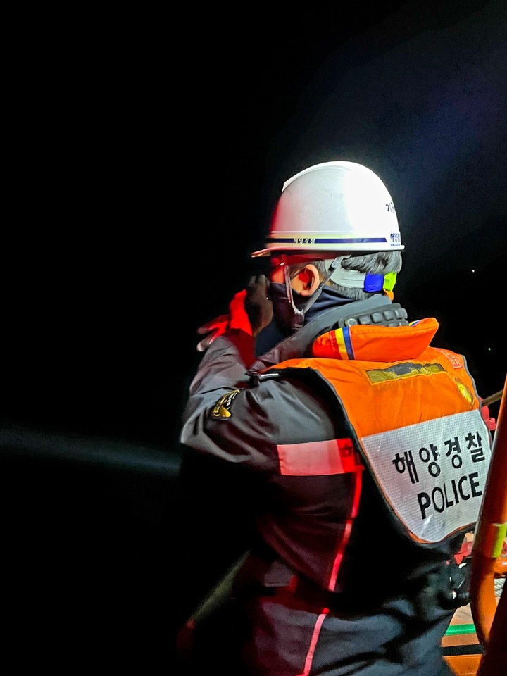 [통영=뉴시스] 신정철 기자= 지난 6일 오후 경남 통영시 욕지면 유동해수욕장 인근 해상에서 스킨활동을 하던 A씨(31,남)가 바닷물에 빠져 숨졌다. 사진은 통영해양경찰서 구조대원들이 A씨를 찾기위해 인근 바다를 수색하고 있는 모습이다.(사진=통영해경 제공).2022.05.07. photo@newsis.com *재판매 및 DB 금지