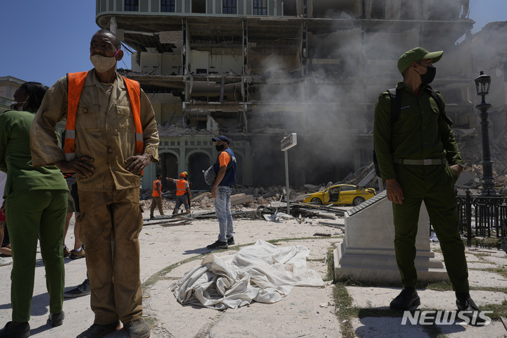 [아바나=AP/뉴시스]6일(현지시간) 쿠바 올드 아바나에서 5성급 호텔이 폭발한 후 인근에 천으로 감싸인 시신이 뉘여 있다. 2022.05.06.