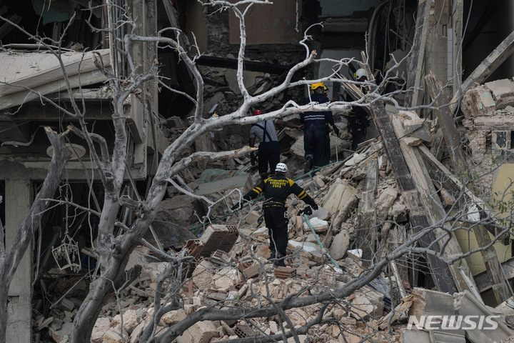 [아바나=AP/뉴시스] 6일(현지시간) 쿠바 수도 아바나의 5성급 호텔 '사라토가' 폭발 현장에서 구조대가 생존자 수색 작업을 하고 있다. 가스 누출로 추정되는 강력한 폭발로 임산부와 어린이 등 최소 18명이 숨지고 수십 명이 다쳤다. 폭발 당시 호텔은 공사 중이어서 투숙객은 없었던 것으로 알려졌다. 2022.05.07.