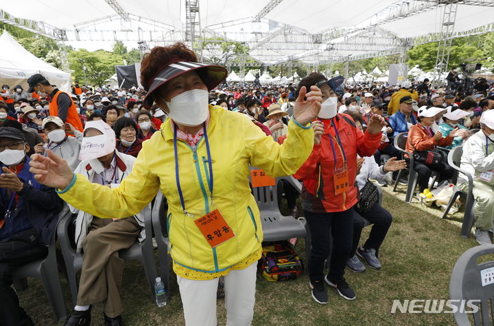 [서울=뉴시스] 고승민 기자 = 어버이날을 하루 앞둔 지난 7일 서울 용산가족공원에서 용산구 주최로 열린 제6회 어르신의날 행사에서 참가 어르신들이 축하공연에 맞춰 춤을 추고 있다. 2022.05.08. kkssmm99@newsis.com