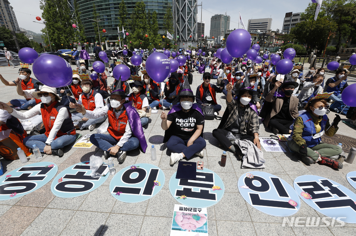 [서울=뉴시스] 고승민 기자 = 7일 서울 보신각 앞에서 공공운수노조 의료연대본부 등 주최로 열린 국제간호사의날 기념 문화제에서 참가자들이 간호사 처우개선 등을 촉구하며 구호를 외치고 있다. 2022.05.07. kkssmm99@newsis.com