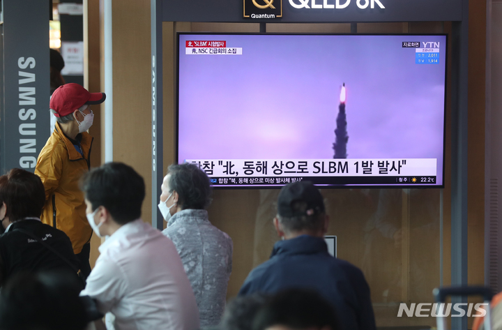 [서울=뉴시스] 고승민 기자 = 합동참모본부가 북한이 함경남도 신포 해상 일대서 동해상으로 SLBM으로 추정되는 단거리 탄도 미사일 1발을 발사한 것을 탐지했다고 밝힌 지난 7일 서울역에서 시민들이 뉴스를 보고 있다. 합참은 추가 정보에 대해 2022.05.25. kkssmm99@newsis.com