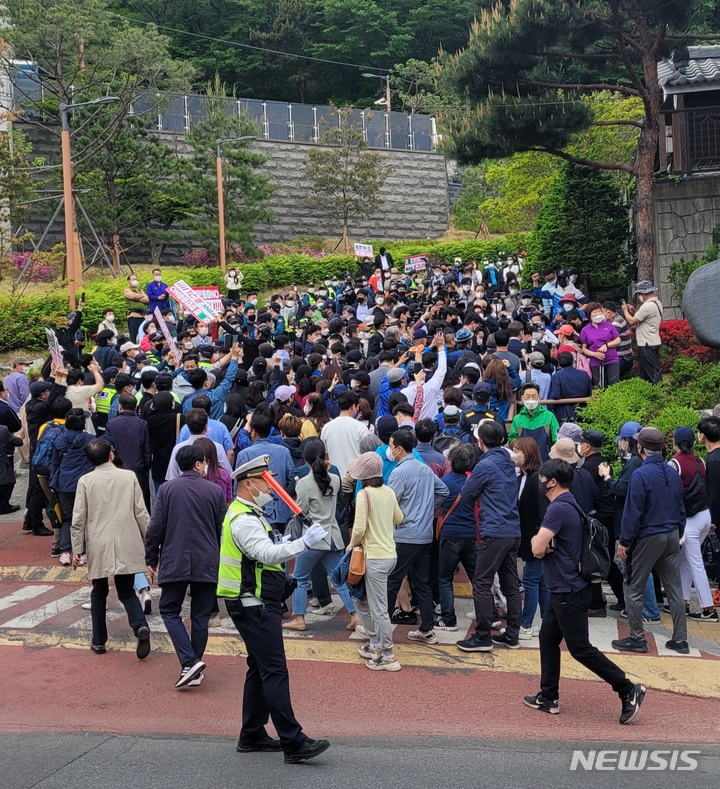 [인천=뉴시스] 이루비 기자 = 8일 오전 인천 계양구 계양산에서 일부 시민들이 이재명 더불어민주당 상임고문의 계양을 보궐선거 출마를 반대하고 있다. 2022.05.08. ruby@newsis.com