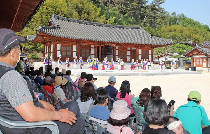 [산청=뉴시스] 산청 남사예담촌 기산국악당 토요상설공연. *재판매 및 DB 금지