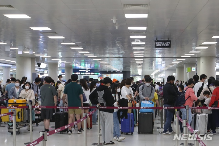 [제주=뉴시스] 양영전 기자 = 징검다리 연휴 마지막 날인 8일 오후 제주국제공항 3층 출발장 탑승권 발권 데스크 앞에서 승객들이 차례를 기다리고 있다. 제주도관광협회는 지난 4일부터 이날까지 닷새간 연휴 동안 20만여명이 제주를 찾을 것으로 예상했다. 2022.05.08. 0jeoni@newsis.com 