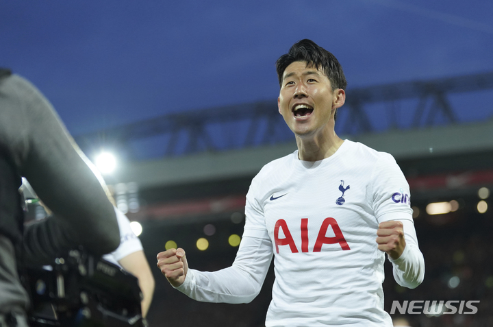 [리버풀=AP/뉴시스] 토트넘 핫스퍼의 손흥민이 8일(한국시간) 영국 리버풀 안필드에서 열린 리버풀과 2021~22 EPL 원정경기에서 선제골을 넣은 뒤 포효하고 있다. 2022.05.08.