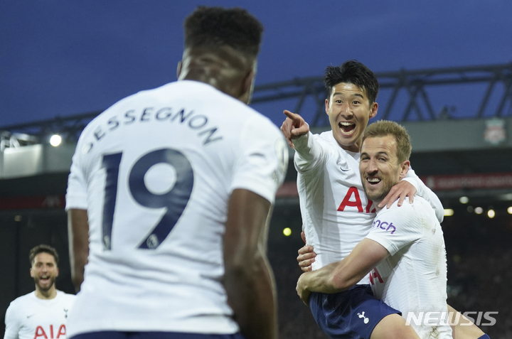 [리버풀=AP/뉴시스] 토트넘 핫스퍼의 손흥민(가운데)이 8일(한국시간) 영국 리버풀 안필드에서 열린 리버풀과 2021~22 EPL 원정경기에서 선제골을 넣은 뒤 해리 케인(오른쪽)에 안겨 자신에게 어시스트를 해준 라이언 세세뇽을 가리키며 기쁨을 나누고 있다. 2022.05.08.